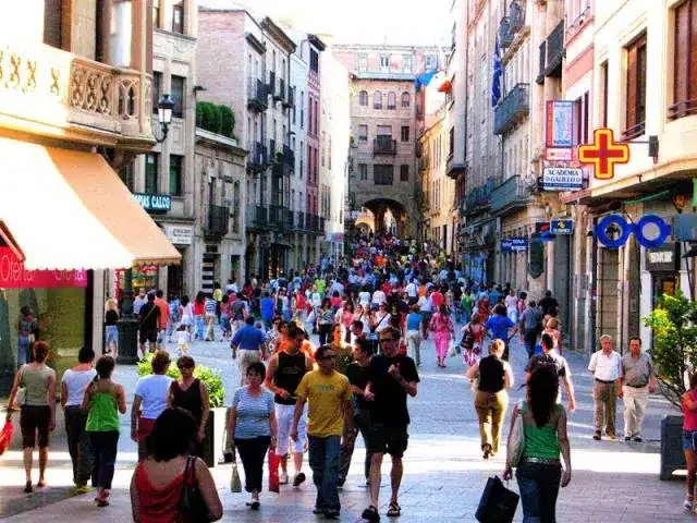 calle comercial transeuntes